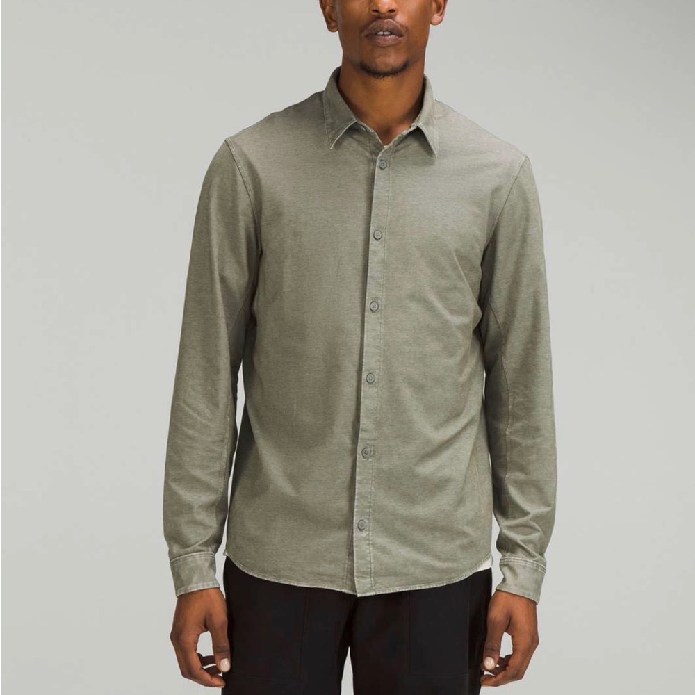 Size Large lululemon commission long sleeve green button down